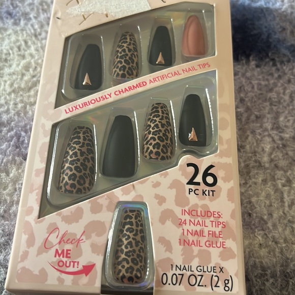 New Extra Divina Nails… - Picture 2 of 5